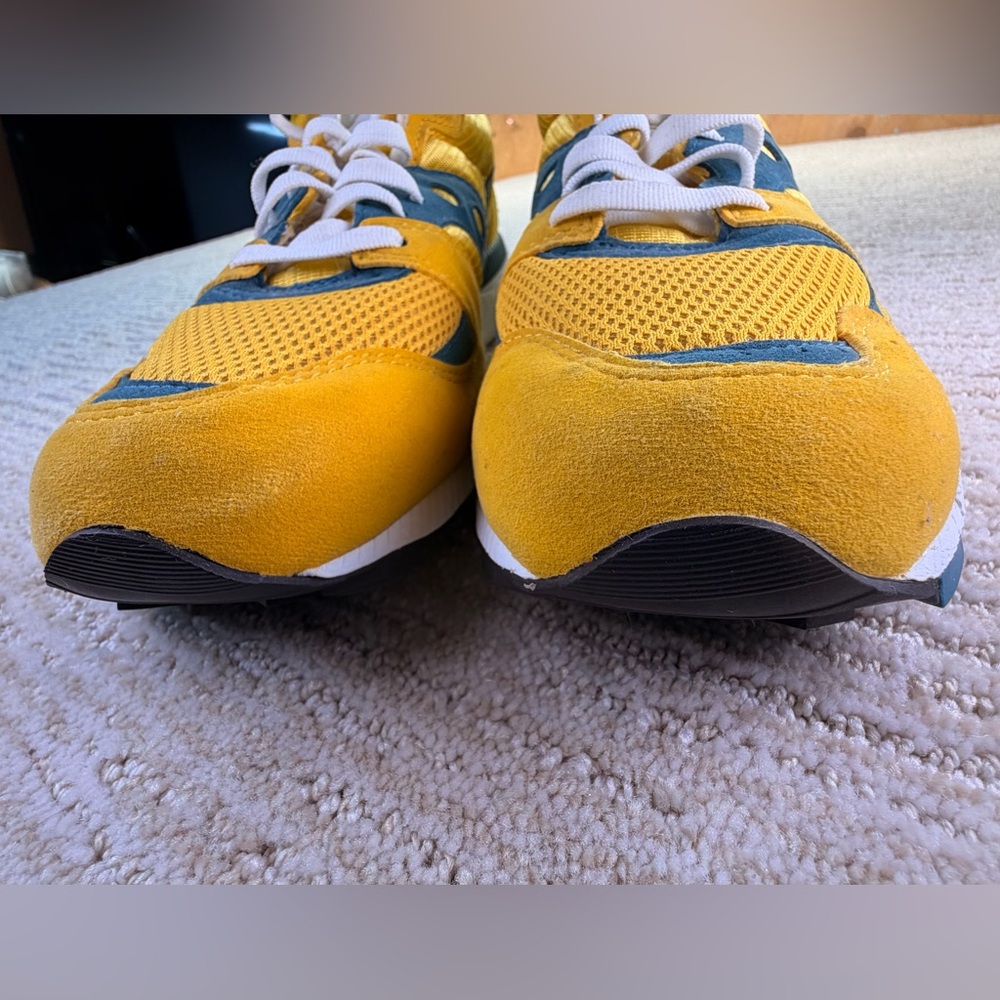 Like New Saucony Azura Sneaker - Picture 8 of 16